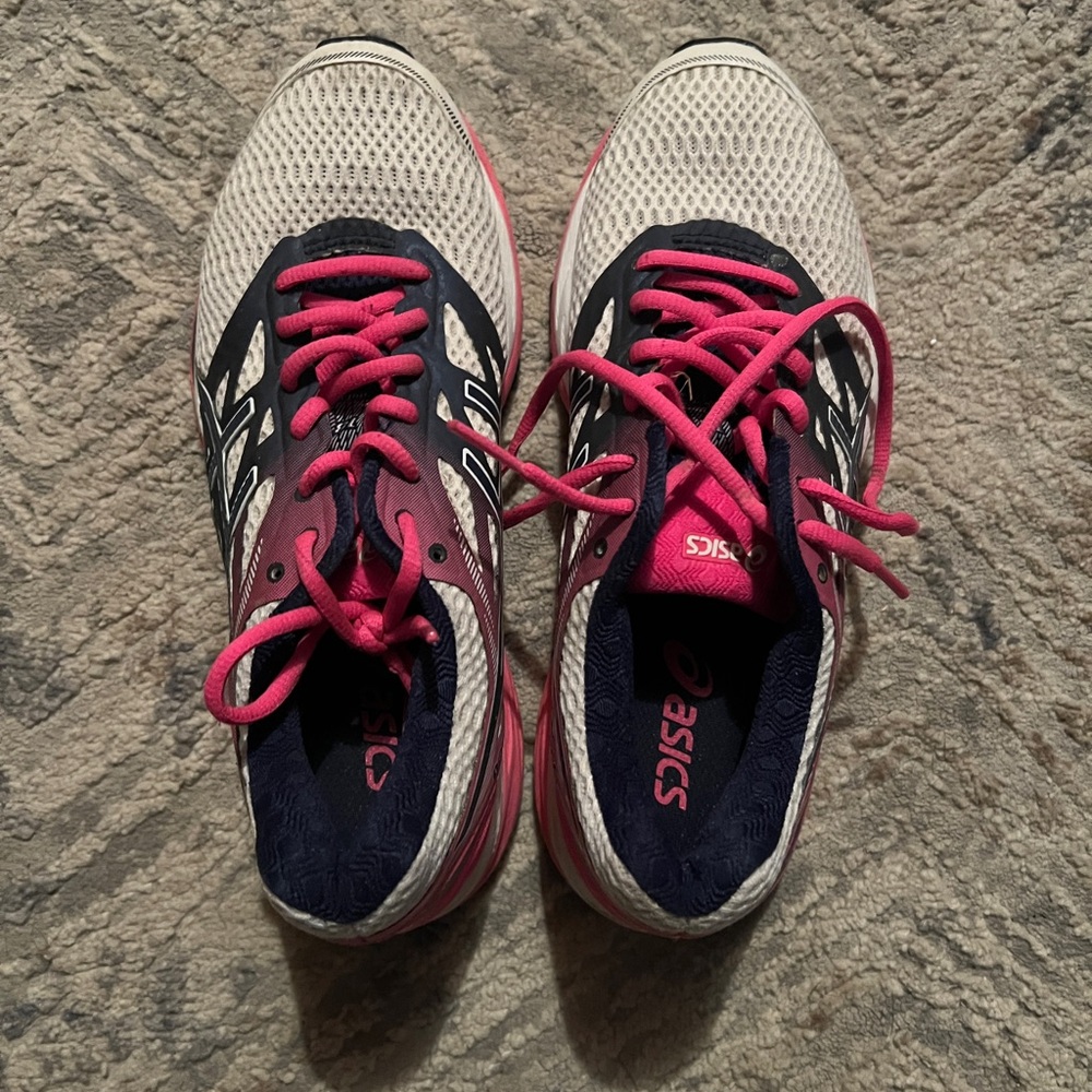 NWOT ASICS lace up running shoes size 7